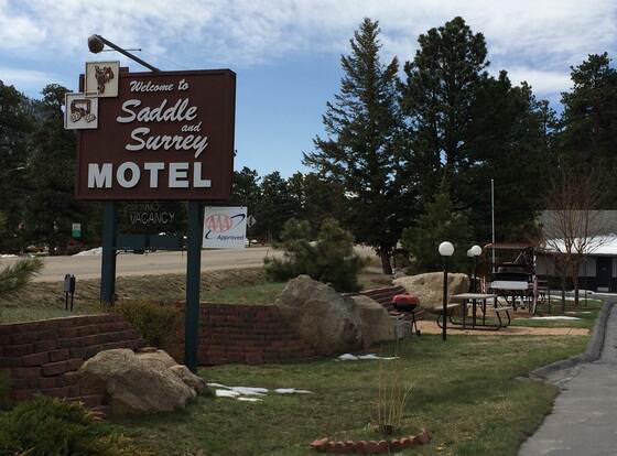 Saddle & Surrey Motel allows check-in for 18 year-old guests