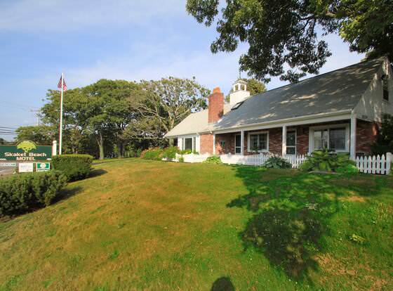 Skaket Beach Motel allows check-in for 18 year-old guests
