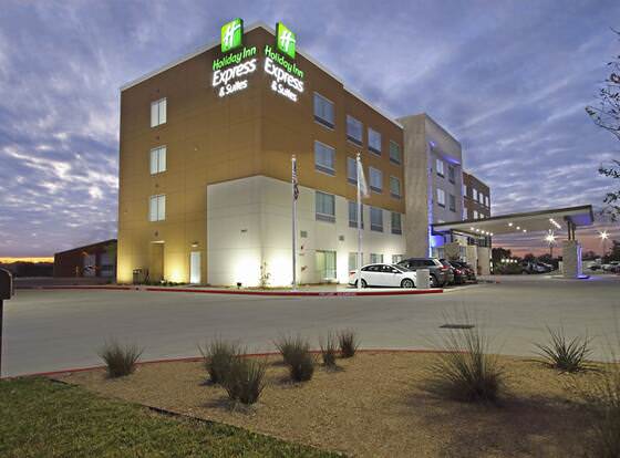 Holiday Inn Express & Suites Brookshire - Katy Freeway, an IHG Hotel allows check-in for 18 year-old guests