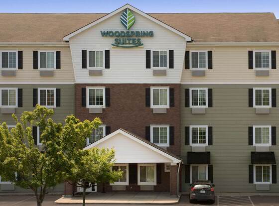 WoodSpring Suites Kansas City Liberty allows check-in for 18 year-old guests