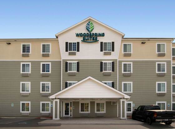 WoodSpring Suites San Antonio Fort Sam allows check-in for 18 year-old guests