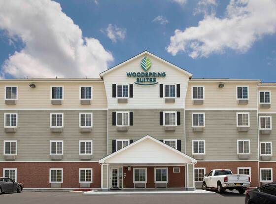 WoodSpring Suites San Antonio North Live Oak I-35 allows check-in for 18 year-old guests