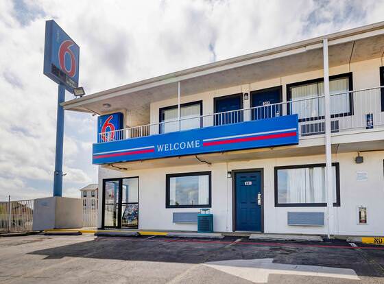 Motel 6 Denton, TX - UNT allows check-in for 18 year-old guests