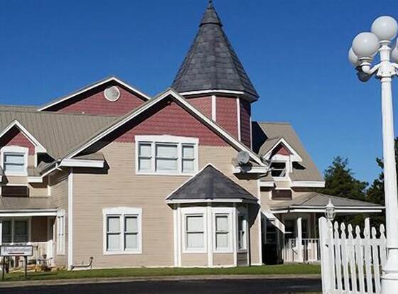 Candlelight Inn allows check-in for 18 year-old guests