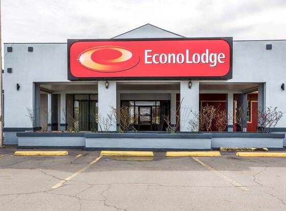 Econo Lodge allows check-in for 18 year-old guests