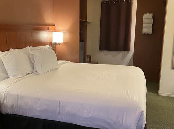 Lakeshore Inn Water Front allows check-in for 18 year-old guests