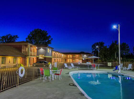 AArya Hotel By Niagara Fashion Outlets allows check-in for 18 year-old guests