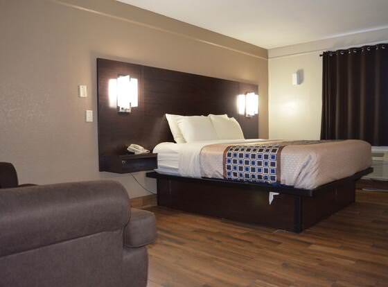 Hill Country Inn Marble Falls allows check-in for 18 year-old guests