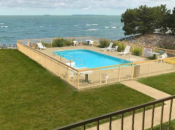 Clinton Inn And Suites allows check-in for 18 year-old guests