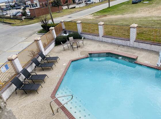 Magnolia Inn And Suites allows check-in for 18 year-old guests