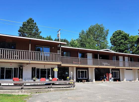 Lakeshore Motel Ice Lake allows check-in for 18 year-old guests