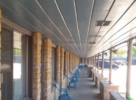 Hotel Blue Top Inn allows check-in for 18 year-old guests