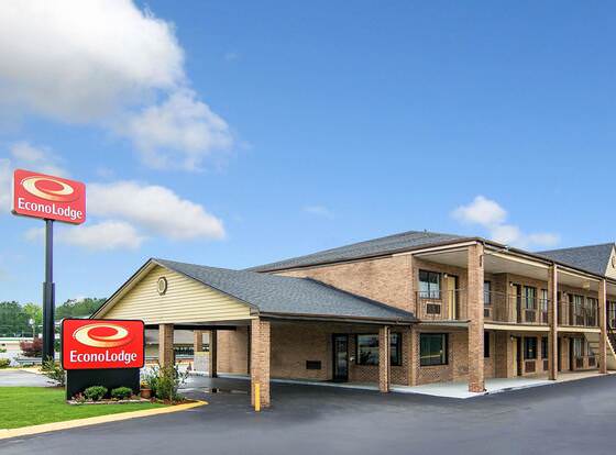 Econo Lodge Weldon - Roanoke Rapids allows check-in for 18 year-old guests