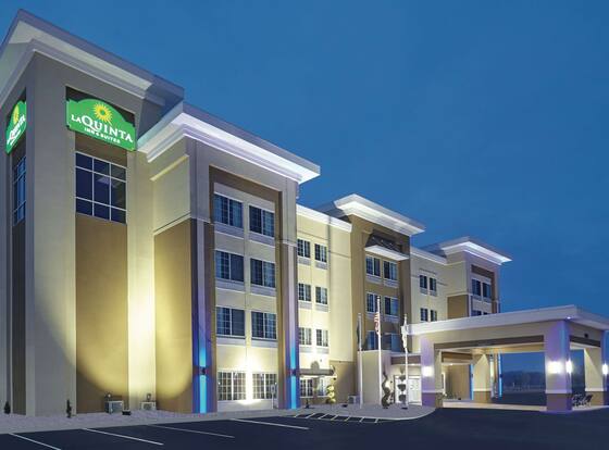 La Quinta Inn & Suites by Wyndham Springfield IL allows check-in for 18 year-old guests