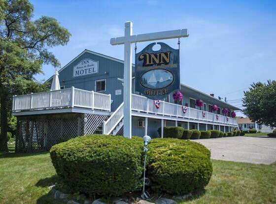 The Inn Between the Beaches allows check-in for 18 year-old guests