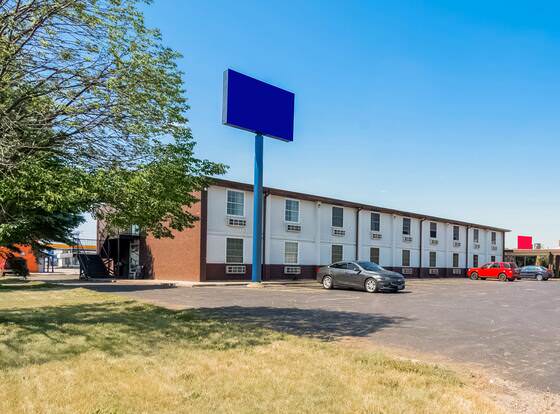 OYO Hotel Morton/East Peoria I-74 allows check-in for 18 year-old guests