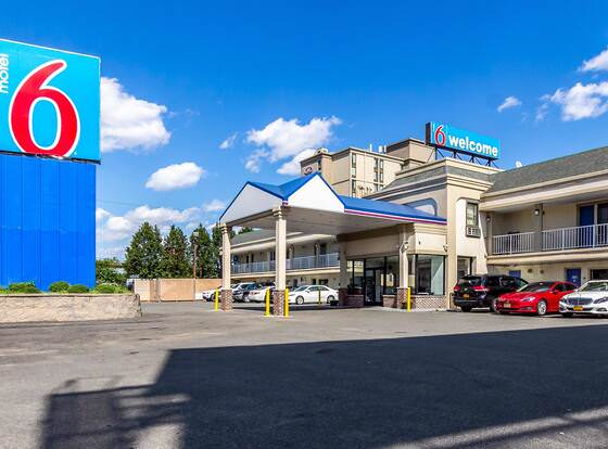 Motel 6 Elizabeth, NJ - Newark Liberty Intl Airport allows check-in for 18 year-old guests