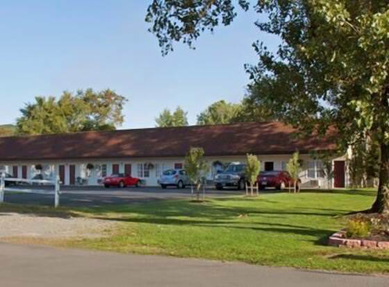 Red Carpet Inn & Suites Cooperstown allows check-in for 18 year-old guests