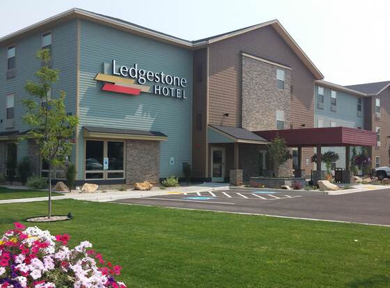 Ledgestone Hotel Vernal allows check-in for 18 year-old guests
