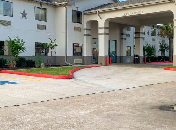 Motel 6 Houston, TX - 249 - Willowbrook allows check-in for 18 year-old guests
