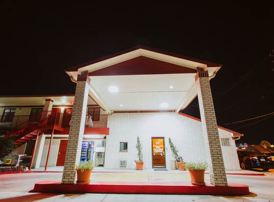 Palace Inn Wayside allows check-in for 18 year-old guests