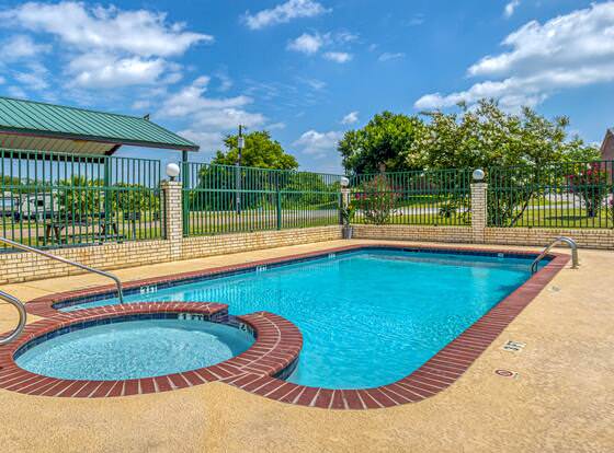 OYO Hotel Yoakum West allows check-in for 18 year-old guests