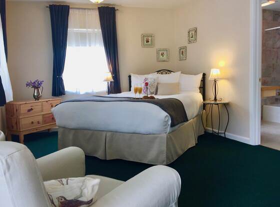 Sierra Mountain Inn allows check-in for 18 year-old guests