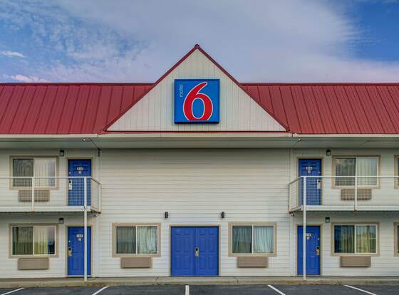 Motel 6 Baker City, OR allows check-in for 18 year-old guests