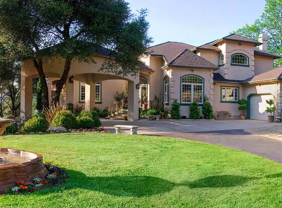 Bella Vista Bed and Breakfast allows check-in for 18 year-old guests
