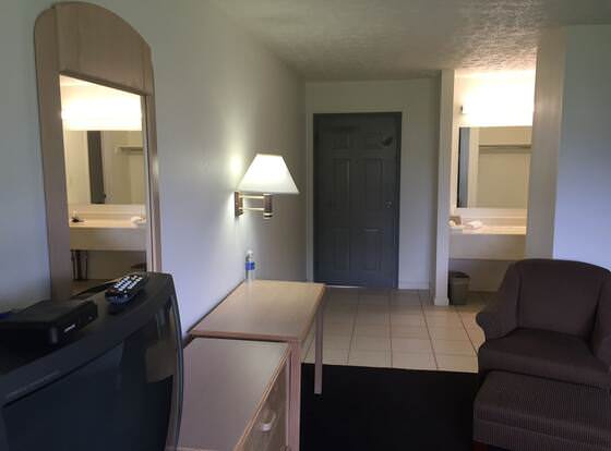 Economy Inn Lafayette allows check-in for 18 year-old guests