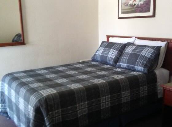 Windsor Crossroads Motel allows check-in for 18 year-old guests