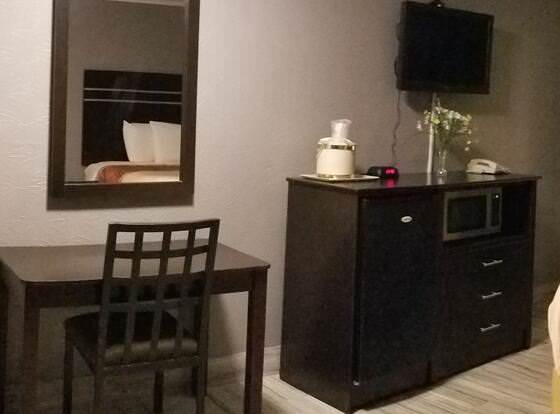 Executive Inn & Suites Beeville allows check-in for 18 year-old guests