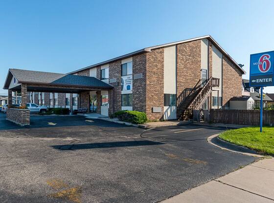 Motel 6 Wisconsin Rapids, WI allows check-in for 18 year-old guests