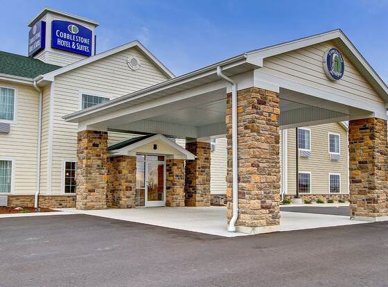 Cobblestone Hotel & Suites – Pulaski/Green Bay allows check-in for 18 year-old guests