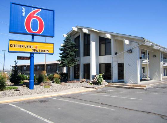 Motel 6 Madras, OR allows check-in for 18 year-old guests