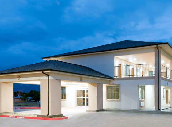 Super 8 by Wyndham Colorado City allows check-in for 18 year-old guests