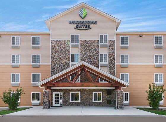 WoodSpring Suites Chattanooga allows check-in for 18 year-old guests
