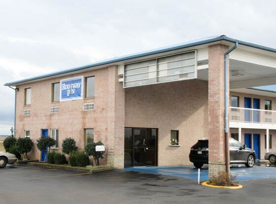 Rodeway Inn allows check-in for 18 year-old guests