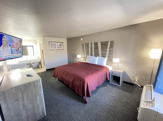 Excellent Inn & Suites allows check-in for 18 year-old guests