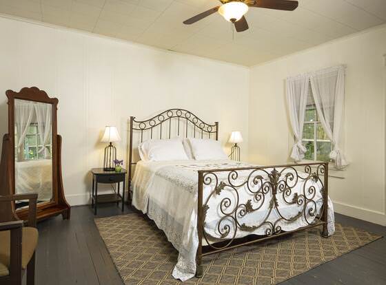 Country Road House and Berries Bed & Breakfast - Farm Stay allows check-in for 18 year-old guests