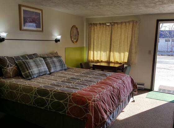 In Town Inn allows check-in for 18 year-old guests