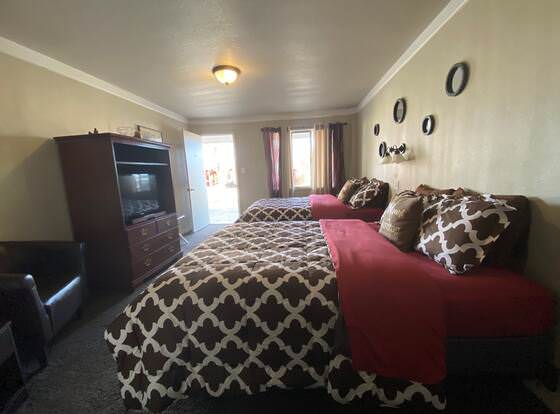 Roundtop Mountain Vista - Cabins and Motel allows check-in for 18 year-old guests