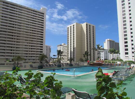 Waikiki Banyan - Walk to the Beach allows check-in for 18 year-old guests