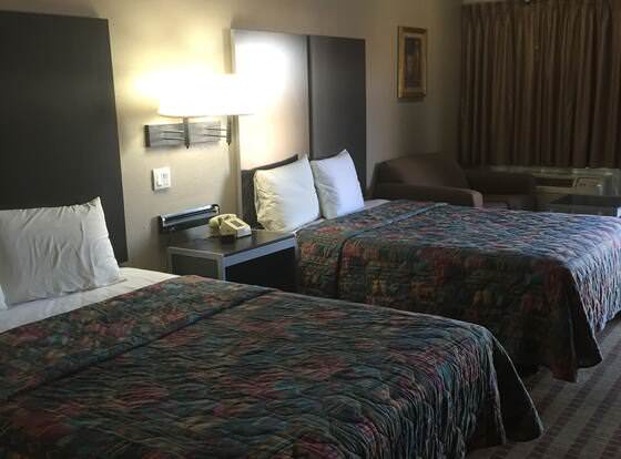 Camelot Inn & Suites Hobby/Gulf Freeway allows check-in for 18 year-old guests