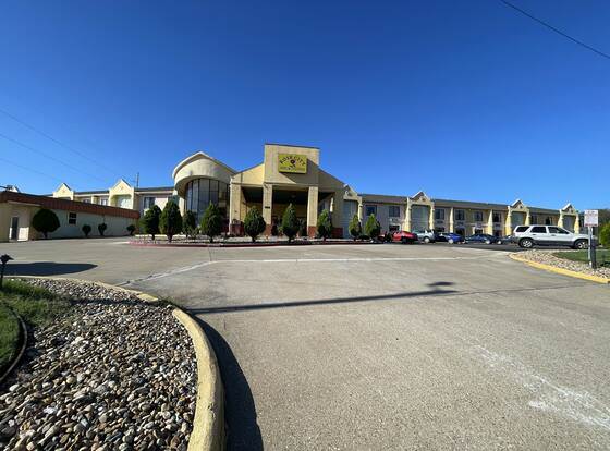 Rose City Inn & Suites allows check-in for 18 year-old guests