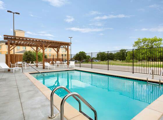 Country Inn & Suites by Radisson, New Braunfels, TX allows check-in for 18 year-old guests