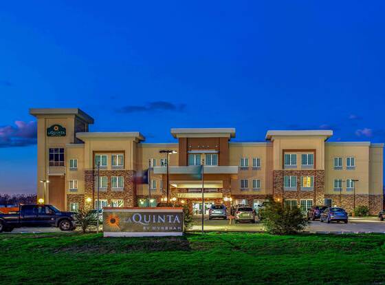 La Quinta Inn & Suites by Wyndham Luling allows check-in for 18 year-old guests