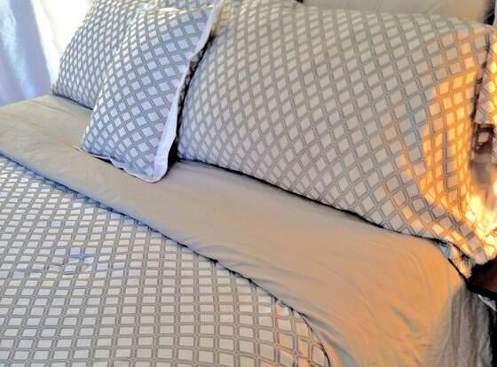 Hipster's Cove Bed & Breakfast allows check-in for 18 year-old guests