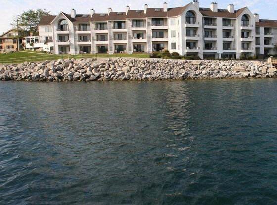 Edgewater Inn- Charlevoix allows check-in for 18 year-old guests