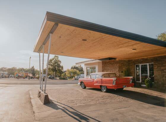The Sapphire Motel allows check-in for 18 year-old guests